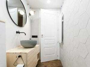 Ducha decorada con azulejos