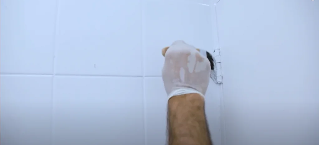 pintar azulejos con spray o brocha