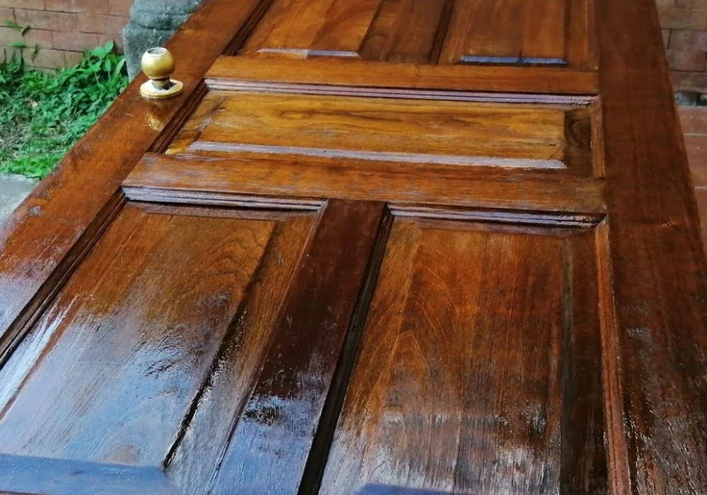 precio de barnizar puertas
