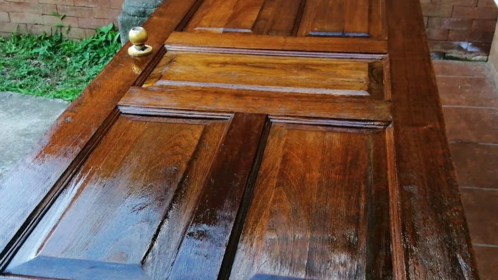 precio de barnizar puertas
