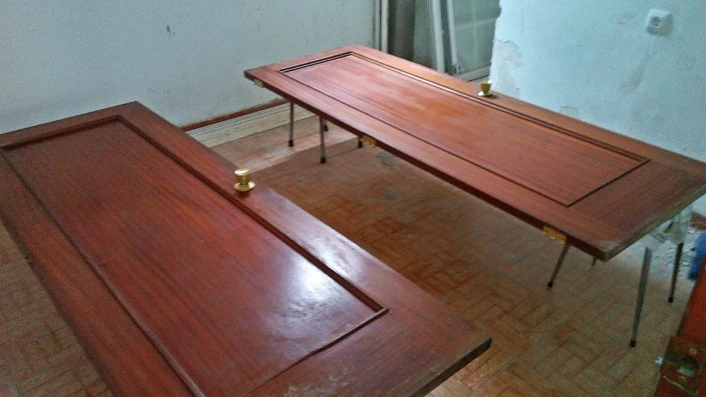 puertas en proceso de barnizado
