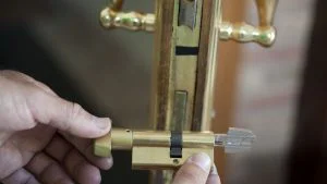 cuanto vale cambiar un bombin de una puerta