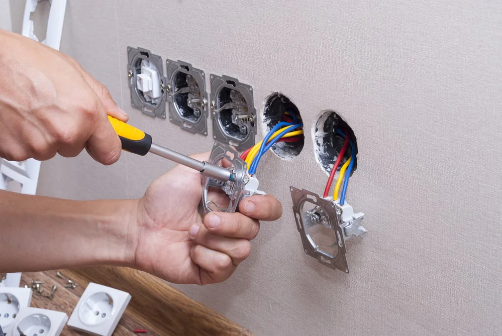 como hacer la electricidad por el falso techo